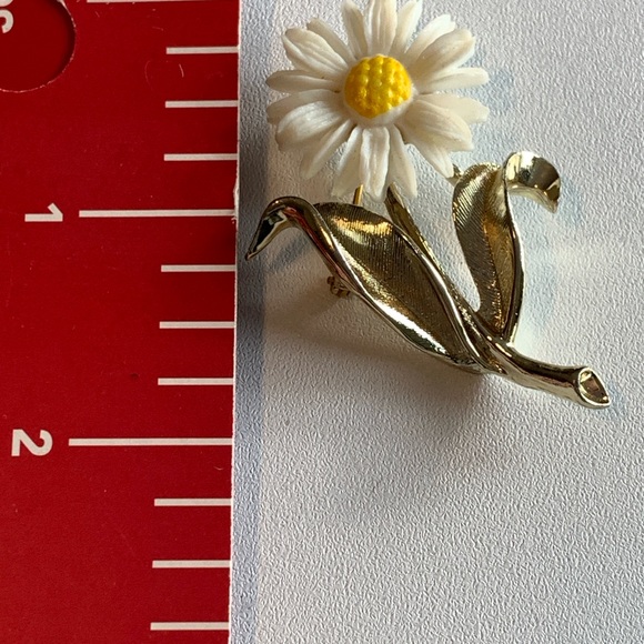 Vintage Sarah Coventry Daisy Brooch. Favorite flower?? - Picture 3 of 3